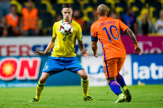 Sveriges Mikael Lustig och Hollands Wesley Sneijder