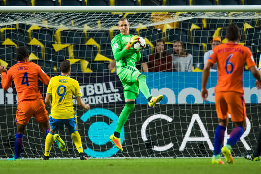 Sveriges målvakt Robin Olsen räddar