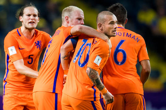Hollands Wesley Sneijder kramas om av Daley Blind och Davy