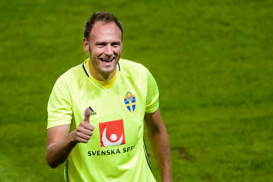 Sveriges Andreas Granqvist gör tummen upp