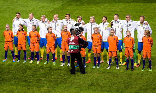 Sveriges spelare sjunger nationalsången