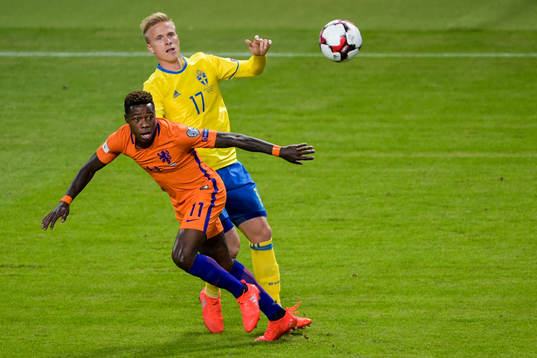 Sveriges Oscar Wendt och Hollands Quincy Promes
