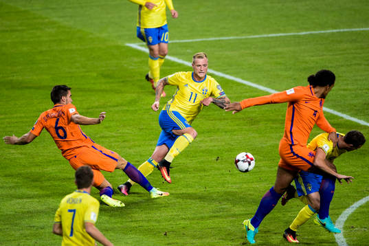 Hollands Kevin Strootman och Sveriges John Guidetti