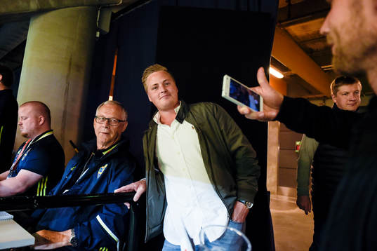 Sveriges Rådigare Lars Lagerbäck tar bilder med supportrar