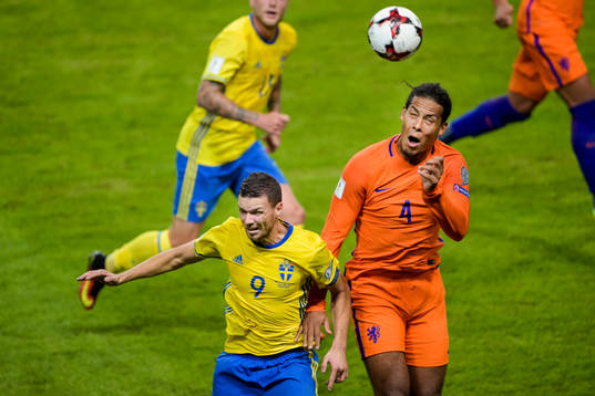 Sveriges Marcus Berg och Hollands Virgil van Dijk