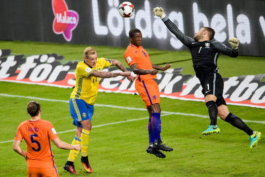 Sveriges John Guidetti mot Hollands Georginio Wijnaldum och