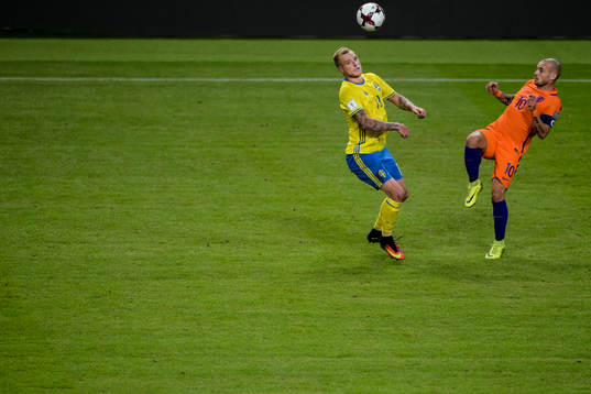 Sveriges John Guidetti och Hollands Wesley Sneijder