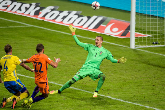Hollands Bas Dost med målchans mot Sveriges Andreas