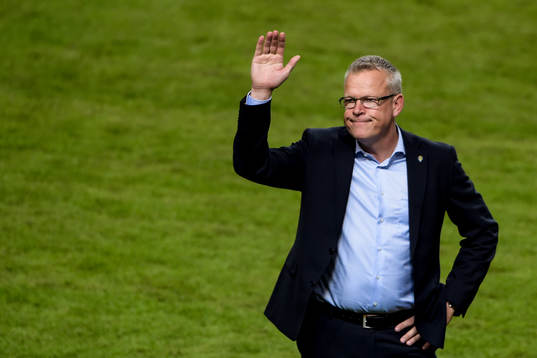 Sveriges förbundskapten Janne Andersson tackar publiken