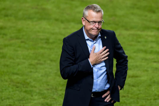 Sveriges förbundskapten Janne Andersson tackar publiken