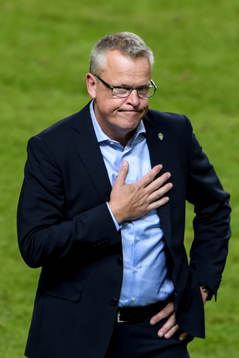 Sveriges förbundskapten Janne Andersson tackar publiken