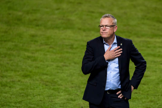 Sveriges förbundskapten Janne Andersson tackar publiken