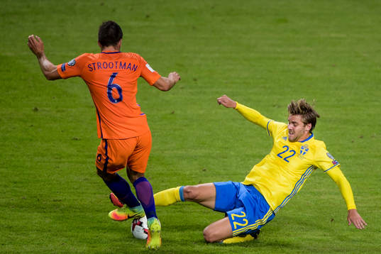 Sveriges Christoffer Nyman och Hollands Kevin Strootman