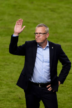 Sveriges förbundskapten Janne Andersson tackar publiken