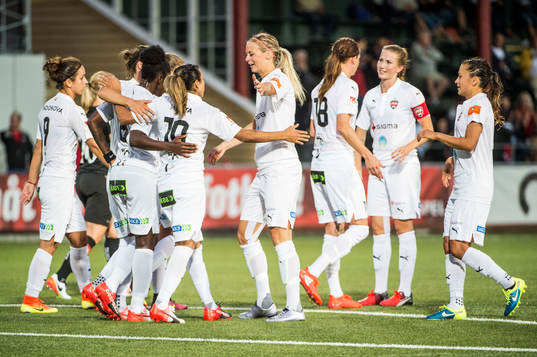 Rosengårds Anita Asante och Amanda Ilestedt kramar om