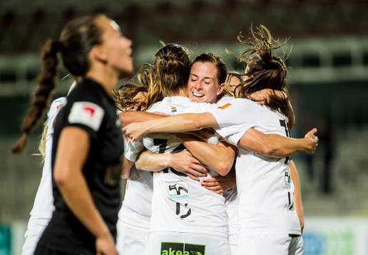 Rosengårds Lotta Schelin jublar med lagkamraterna