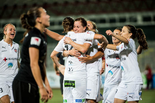 Rosengårds Lotta Schelin jublar med lagkamraterna