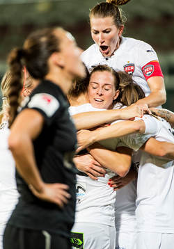 Rosengårds Emma Berglund hoppar upp av glädje på