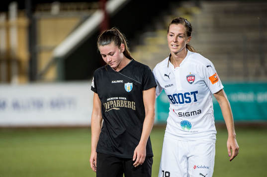 Rosengårds Lotta Schelin försöker trösta Göteborgs