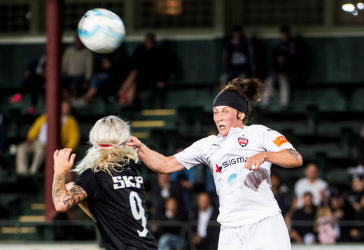 Närkamp mellan Göteborgs Filippa Curmark och Rosengårds