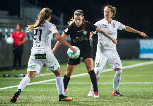Närkamp mellan Rosengårds Lieke Martens och Lina Nilsson