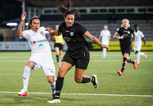 Göteborgs Beata Kollmats knuffar till Rosengårds Marta
