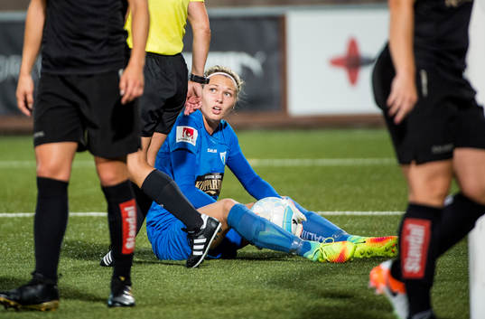 Göteborgs målvakt Jennifer Falk deppar