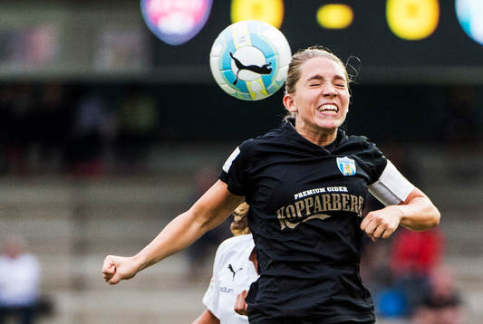 Göteborgs Elin Rubensson nickar bollen