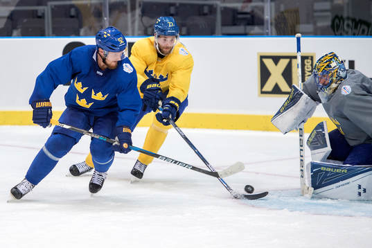 Sveriges Gabriel Landeskog och Victor Hedman framför