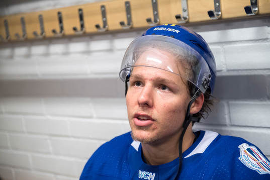 Sveriges Hampus Lindholm blir intervjuad