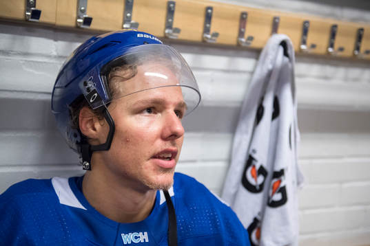 Sveriges Hampus Lindholm blir intervjuad