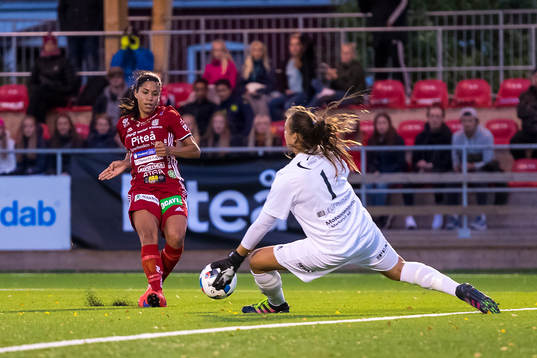 Vittsjös målvakt Katlynn Fraine räddar ett skott från