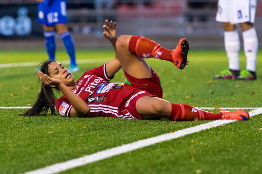 Piteås Tempest-Marie Norlin liggar på gräset