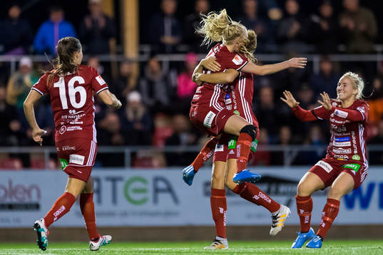 Piteås Elin Bragnum kramar om Nina Jakobsson
