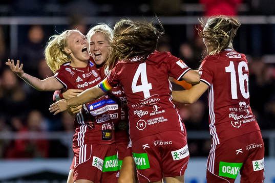 Piteås Elin Bragnum (v) jublar