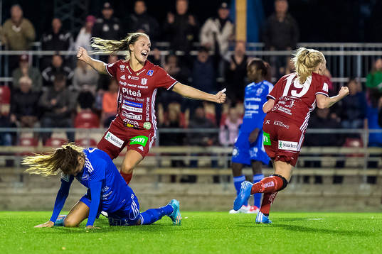 Piteås Felicia Karlsson (v) jublar
