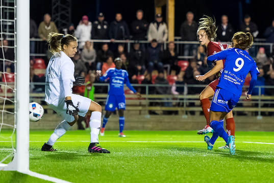 Piteås Felicia Karlsson gör 2-0 bakom Vittsjös målvakt