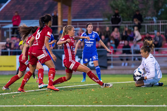 Vittsjös målvakt Katlynn Fraine räddar ett skott från