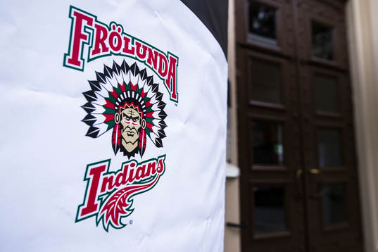 Frölundas klubbmärken vid entrén till Norra Latin före