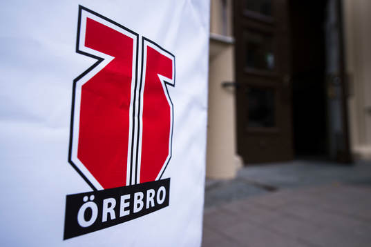 Örebors klubbmärken vid entrén till Norra Latin före