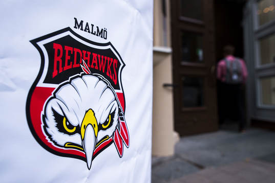 Malmö redhawks klubbmärke vid entrén till Norra Latin