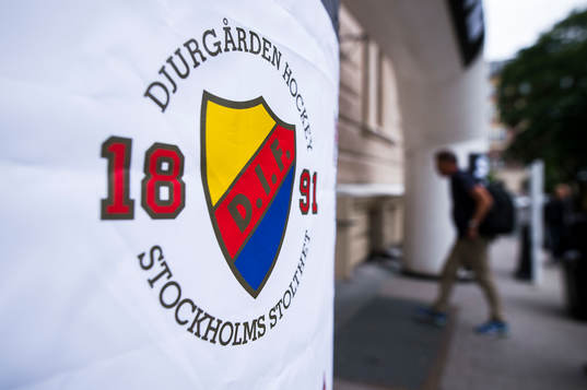 Djurgårdens klubbmärke vid entrén till Norra Latin före