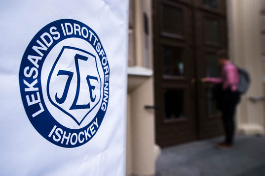 Leksands klubbmärken vid entrén till Norra Latin före