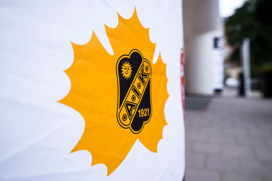 Skellefteås Klubbmärke vid entrén till Norra Latin före