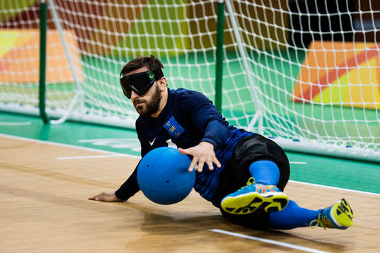 Sveriges Fatmir Seremeti med en räddning i goalballmatchen