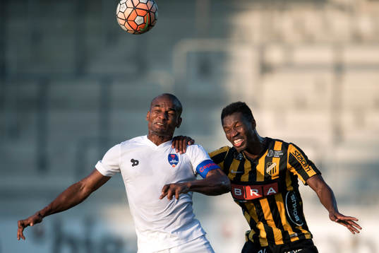 Delhi Dynamos Florent Malouda i nickduell med Häckens