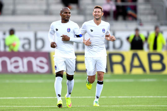 Delhi Dynamos Florent Malouda och Ruben jublar