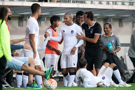 Delhi Dynamos Florent Malouda jublar på bänken