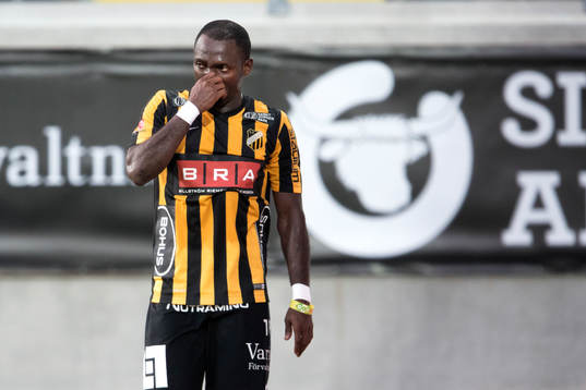 Häckens John Owoeri byts ut