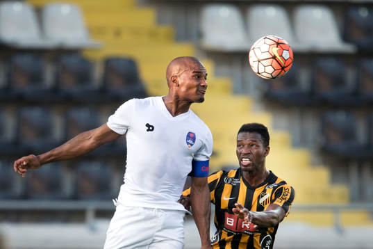 Delhi Dynamos Florent Malouda i nickduell med Häckens